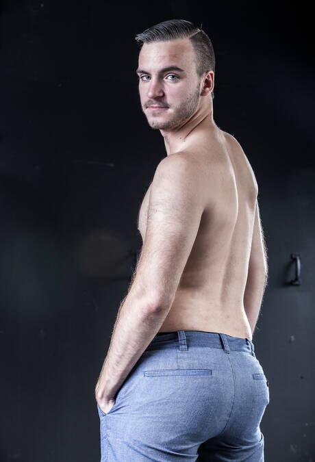 Beroemde Amerikanen, strongman Aaron Slate en strongman James Hamilton poseren naakt en tonen hun mooie kont