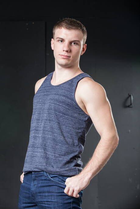 Os lindos americanos twinks Doug Acre e o garanhão peludo Brett Bradley se despindo e mostrando a bunda gostosa