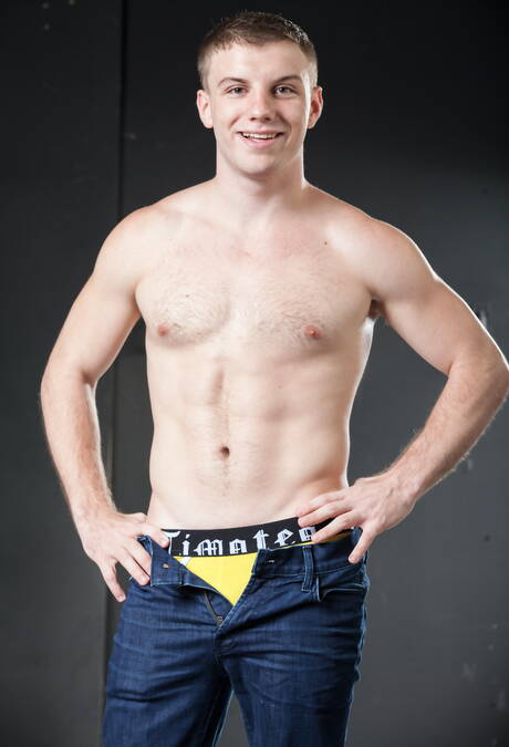 Os lindos americanos twinks Doug Acre e o garanhão peludo Brett Bradley se despindo e mostrando a bunda gostosa