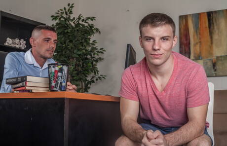 Os lindos americanos twinks Doug Acre e o garanhão peludo Brett Bradley mostram um corpo lindo