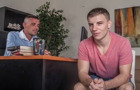 Os lindos americanos twinks Doug Acre e o garanhão peludo Brett Bradley mostram um corpo lindo