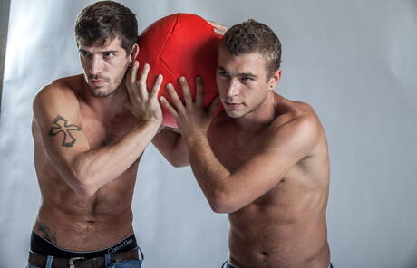 Hete Amerikaanse jongens, harige hengst Alexander Greene en harige hengst Ty Roderick poseren naakt en laten hun hete kont zien