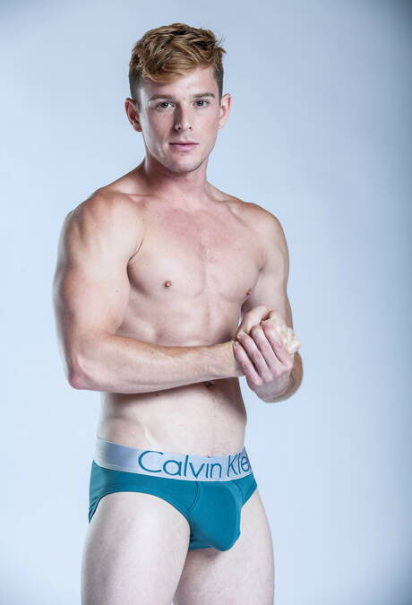 Dos estadounidenses, el semental peludo Alexander Greene y el hombre fuerte Brent Corrigan, posando desnudos y mostrando un bonito culo.