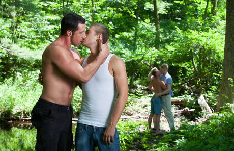 Hete Amerikaanse gasten, stoere kerel Nick Capra en harige hengst Alexander Greene kleden zich uit en laten hun mooie kont zien in de buitenlucht