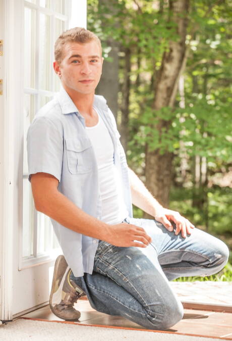 Hete Amerikaanse gasten, stoere kerel Nick Capra en harige hengst Alexander Greene kleden zich uit en laten hun mooie kont zien in de buitenlucht