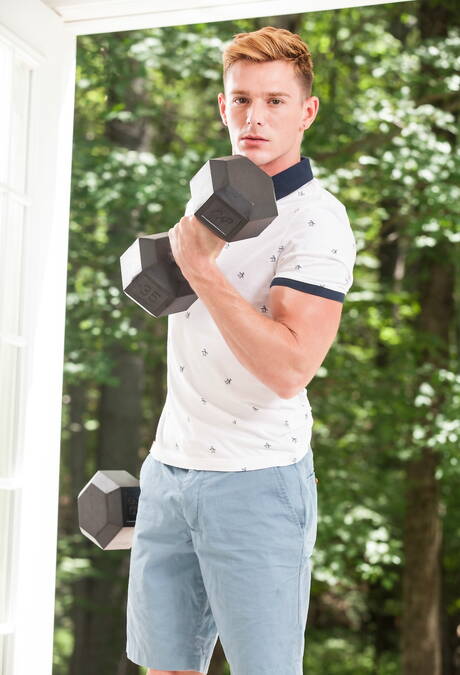 Die netten, gut gebauten Amerikaner Brent Corrigan und Twink Rob Yaeger posieren nackt und zeigen draußen einen schönen Hintern