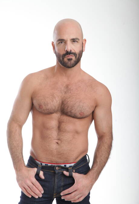 O simpático americano Adam Russo e o jovem Casey Tanner posando nus e mostrando uma bunda apertada