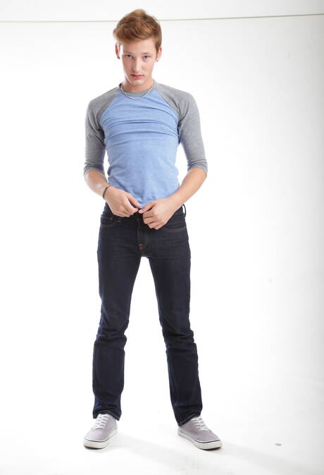 O simpático americano Adam Russo e o jovem Casey Tanner posando nus e mostrando uma bunda apertada