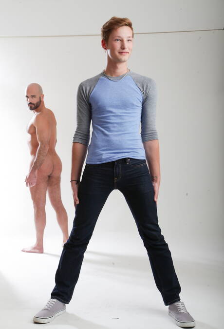 O simpático americano Adam Russo e o jovem Casey Tanner posando nus e mostrando uma bunda apertada