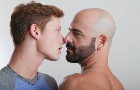 O simpático americano Adam Russo e o jovem Casey Tanner posando nus e mostrando uma bunda apertada