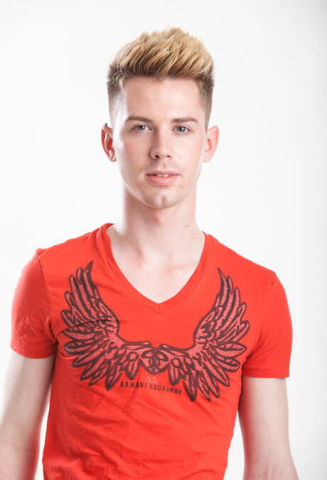 Estadounidenses sexys, el chico fornido Connor Maguire y el hermoso chico Kyler Ash desnudándose y mostrando un bonito culo