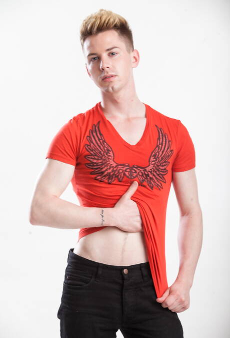 Estadounidenses sexys, el chico fornido Connor Maguire y el hermoso chico Kyler Ash desnudándose y mostrando un bonito culo