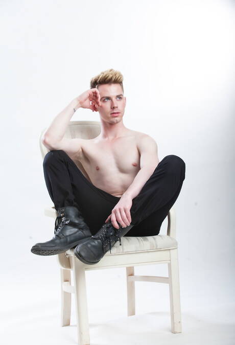 Estadounidenses sexys, el chico fornido Connor Maguire y el hermoso chico Kyler Ash desnudándose y mostrando un bonito culo