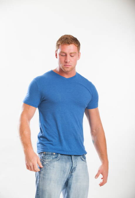 Estadounidenses sexys, el chico fornido Connor Maguire y el hermoso chico Kyler Ash desnudándose y mostrando un bonito culo