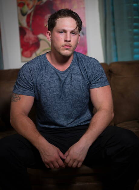 Due ragazzi americani, il forzuto Roman Todd e il muscoloso Calvin Banks, si masturbano il cazzo