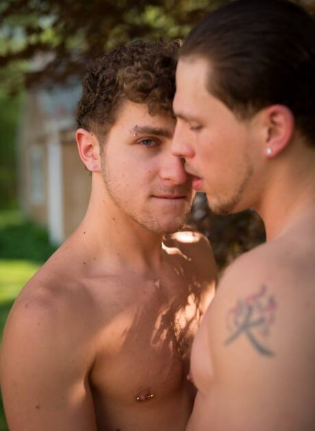 I simpatici amici americani Roman Todd e il robusto Calvin Banks mostrano un bel corpo all