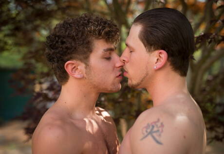 I simpatici amici americani Roman Todd e il robusto Calvin Banks mostrano un bel corpo all