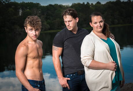 I famosi americani, il duro Roman Todd e il super stallone Calvin Banks posano nudi sulla spiaggia