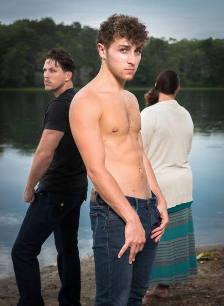 I famosi americani, il duro Roman Todd e il super stallone Calvin Banks posano nudi sulla spiaggia
