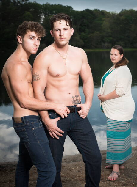 I famosi americani, il duro Roman Todd e il super stallone Calvin Banks posano nudi sulla spiaggia