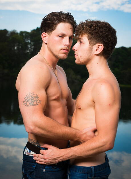 I famosi americani, il duro Roman Todd e il super stallone Calvin Banks posano nudi sulla spiaggia