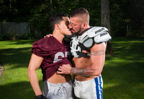 Die sexy Amerikaner, der harte Kerl Ethan Slade und der muskulöse Hugh Hunter ziehen sich aus und zeigen draußen ihren schönen Hintern