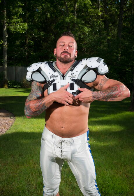 Die sexy Amerikaner, der harte Kerl Ethan Slade und der muskulöse Hugh Hunter ziehen sich aus und zeigen draußen ihren schönen Hintern