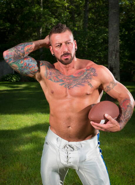 Die sexy Amerikaner, der harte Kerl Ethan Slade und der muskulöse Hugh Hunter ziehen sich aus und zeigen draußen ihren schönen Hintern