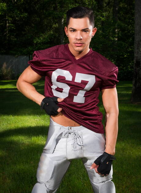 Die sexy Amerikaner, der harte Kerl Ethan Slade und der muskulöse Hugh Hunter ziehen sich aus und zeigen draußen ihren schönen Hintern