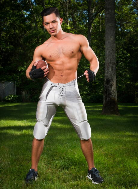 Die sexy Amerikaner, der harte Kerl Ethan Slade und der muskulöse Hugh Hunter ziehen sich aus und zeigen draußen ihren schönen Hintern