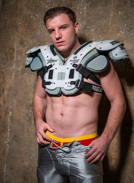 アメリカのポルノスターの若い男ダグ・エーカーとハンサムな男マックス・サージェントが楽しんでいる