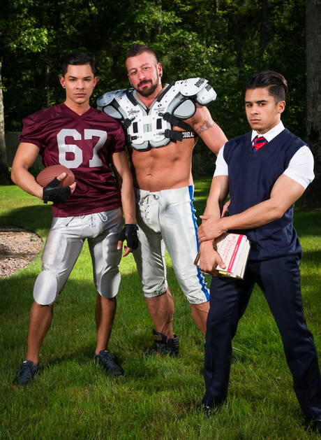 Die berühmten Amerikaner Armond Rizzo und Hugh Hunter posieren nackt und zeigen ihren heißen Hintern im Freien