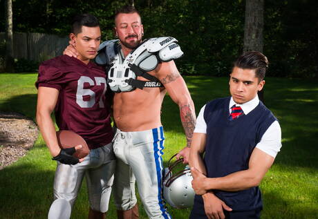 Die berühmten Amerikaner Armond Rizzo und Hugh Hunter posieren nackt und zeigen ihren heißen Hintern im Freien