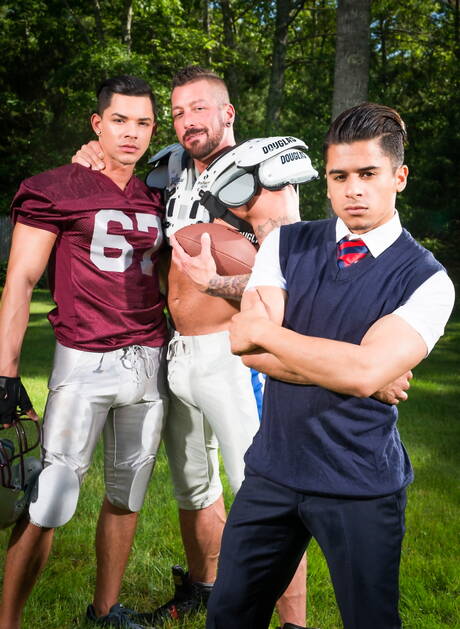 Die berühmten Amerikaner Armond Rizzo und Hugh Hunter posieren nackt und zeigen ihren heißen Hintern im Freien