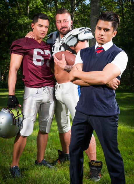 Die berühmten Amerikaner Armond Rizzo und Hugh Hunter posieren nackt und zeigen ihren heißen Hintern im Freien