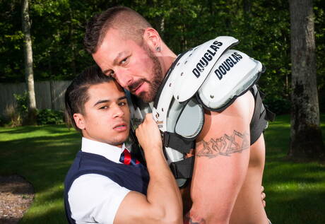 Die berühmten Amerikaner Armond Rizzo und Hugh Hunter posieren nackt und zeigen ihren heißen Hintern im Freien