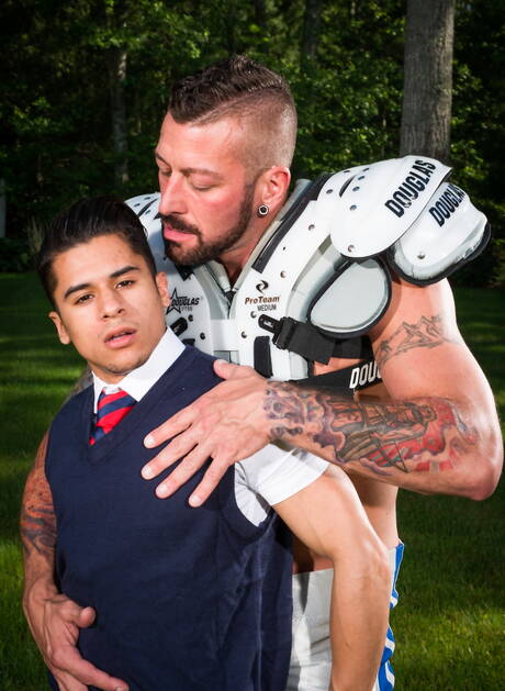 Die berühmten Amerikaner Armond Rizzo und Hugh Hunter posieren nackt und zeigen ihren heißen Hintern im Freien