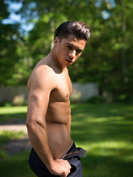 Die berühmten Amerikaner Armond Rizzo und Hugh Hunter posieren nackt und zeigen ihren heißen Hintern im Freien