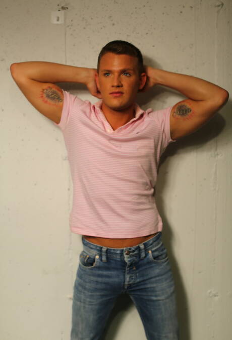 Beroemde Amerikanen, gespierde Billy Santoro en gespierde Brandon Wilde kleden zich uit en laten hun kont zien