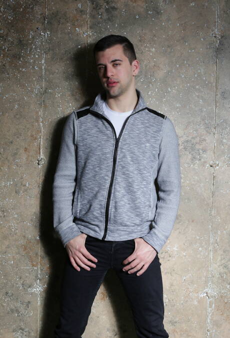 Ładni amerykańscy chłopcy, superogier Billy Santoro i umięśniony Josh Stone masturbują się