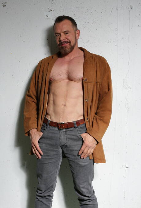 O super garanhão americano Ian Levine e o musculoso Max Sargent se masturbando