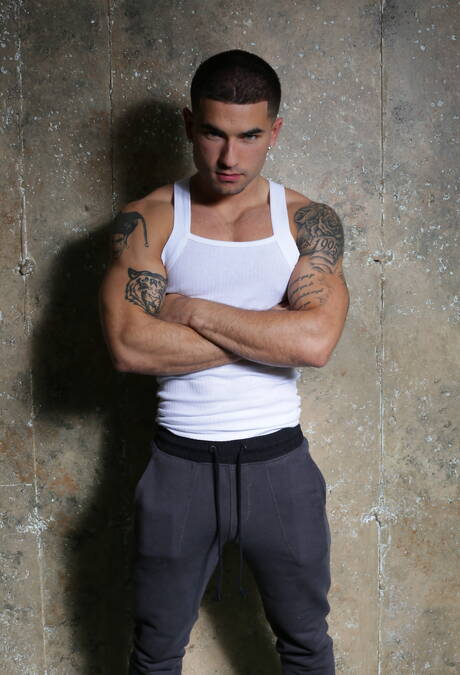 De Amerikaanse sterke man Billy Santoro en de gespierde Russische Vadim Black poseren naakt en tonen hun mooie kont.