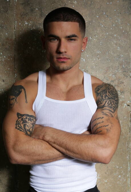 De Amerikaanse sterke man Billy Santoro en de gespierde Russische Vadim Black poseren naakt en tonen hun mooie kont.