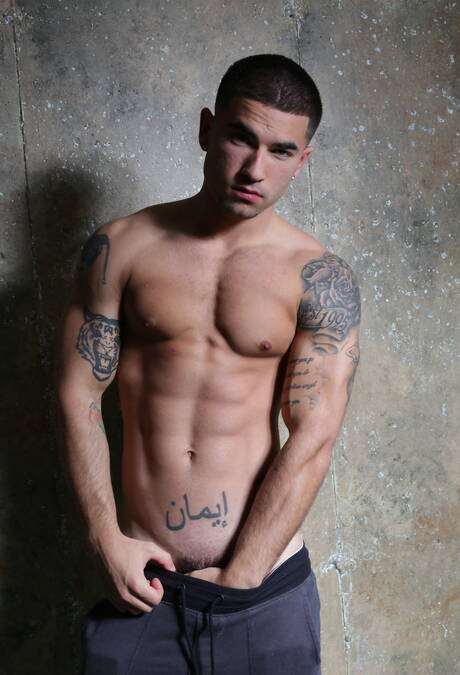 De Amerikaanse sterke man Billy Santoro en de gespierde Russische Vadim Black poseren naakt en tonen hun mooie kont.