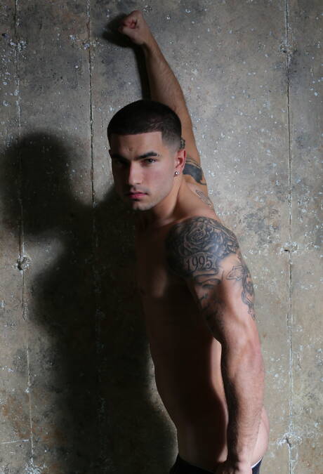 De Amerikaanse sterke man Billy Santoro en de gespierde Russische Vadim Black poseren naakt en tonen hun mooie kont.