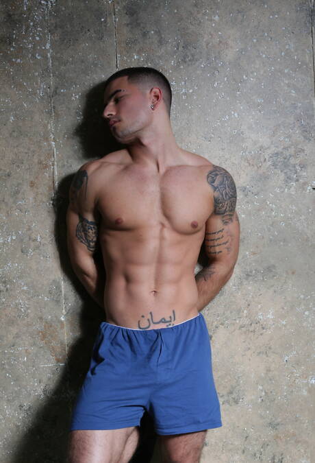 De Amerikaanse sterke man Billy Santoro en de gespierde Russische Vadim Black poseren naakt en tonen hun mooie kont.