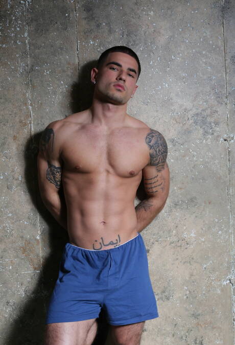 De Amerikaanse sterke man Billy Santoro en de gespierde Russische Vadim Black poseren naakt en tonen hun mooie kont.