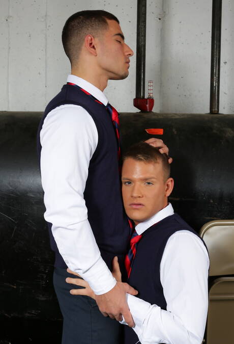 Der amerikanische Kraftprotz Brandon Wilde und der russische harte Kerl Vadim Black necken Schwänze