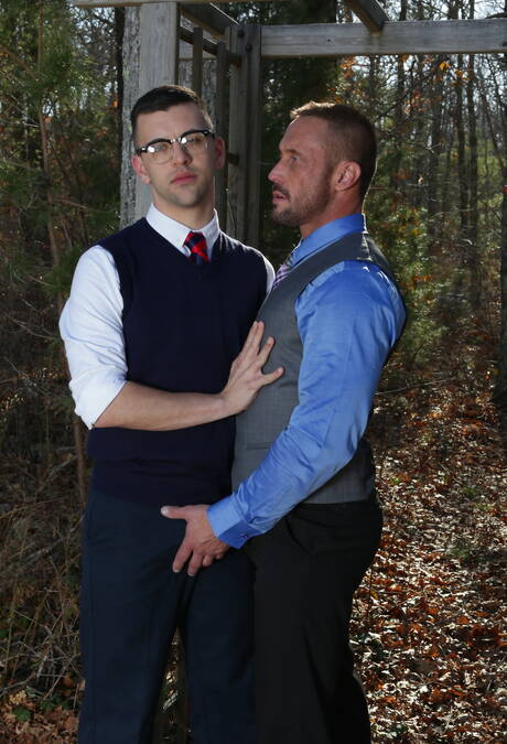 戴眼鏡的年輕伊恩·萊文與成熟鬍鬚男同性戀者接吻