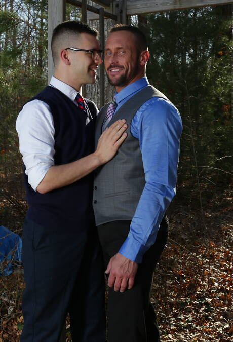 戴眼鏡的年輕伊恩·萊文與成熟鬍鬚男同性戀者接吻